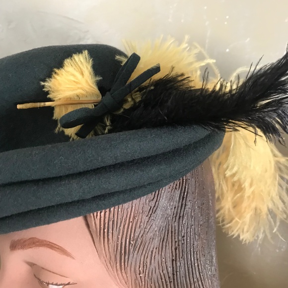 CHIC 1940s GREEN FELT TILT HAT WITH BLACK AND YELLOW OSTRICH FEATHERS main image 5